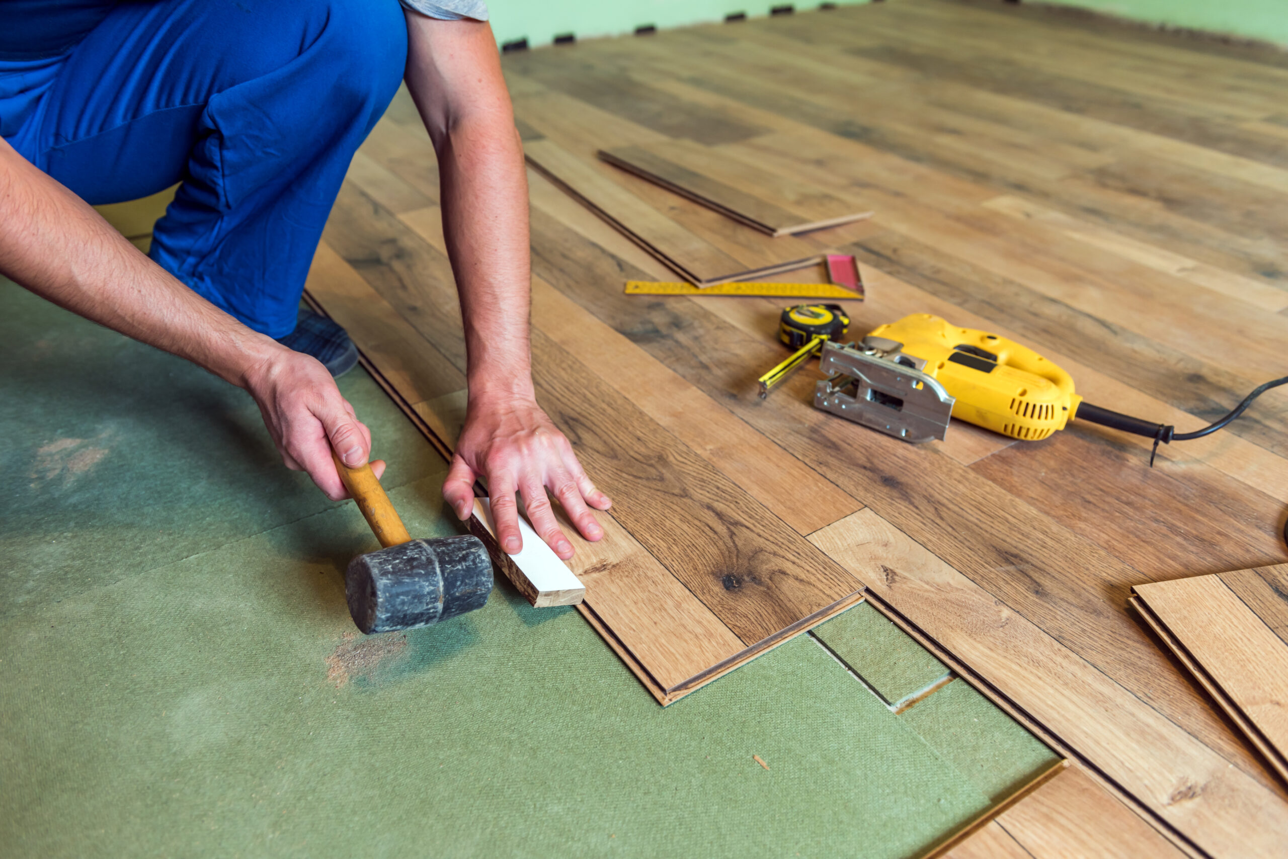 worker install the laminate floor